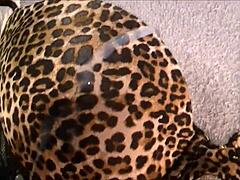 Punhetando e gozando no sutia a print 36d