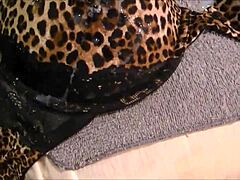 Punhetando e gozando no sutia a print 36d