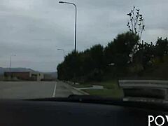 प्रेस्ली कार्टर रफ डॉगी स्टाइल में झुककर चूत की थप्पड़ मारकर कड़ी चुदाई लेती है