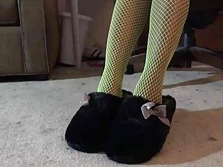 Bow to my green fishnet feet now
